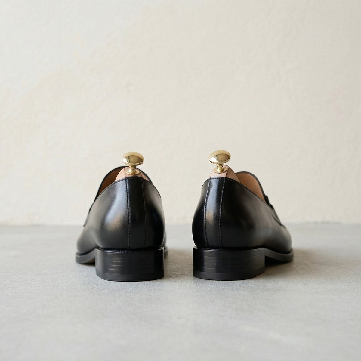 BLACK LEATHER PENNY LOAFERS